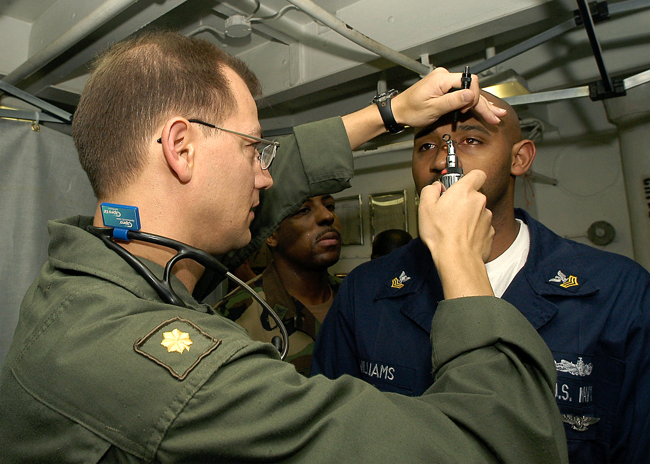 040531-N-9630B-025 Examen médico aeronáutico, examen de la vista realizado por un cirujano de vuelo