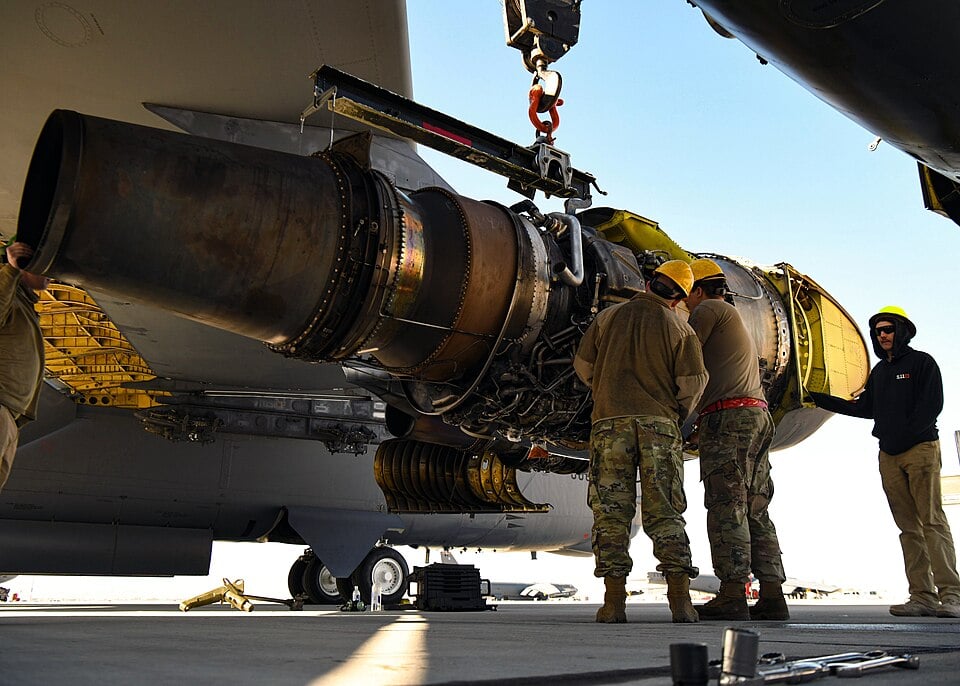 Soldaten der US-Luftwaffe tauschen im Rahmen der Red Flag-Übung auf der Nellis Air Force Base im Jahr 2022 ein Triebwerk einer B-52H aus.