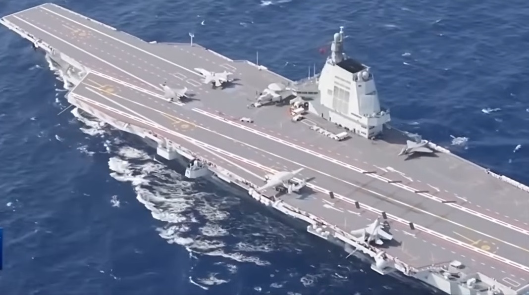 Cubierta de vuelo del portaaviones chino Fujian