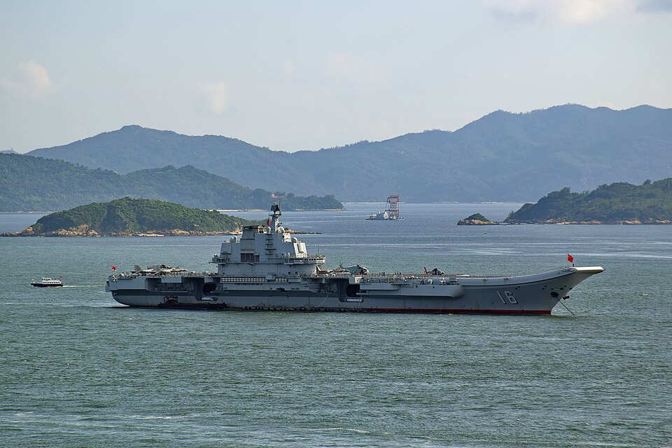 Premier avion de chasse chinois atterrissant dans le Liaoning