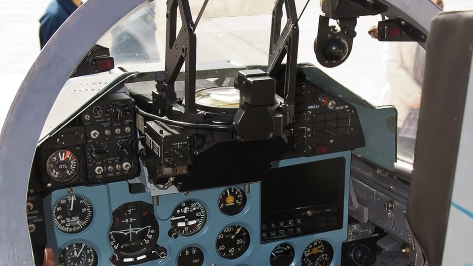Interni della cabina di pilotaggio dell'L-39 Albatros Vista interna della cabina di pilotaggio in tandem dell'L-39 Albatros.