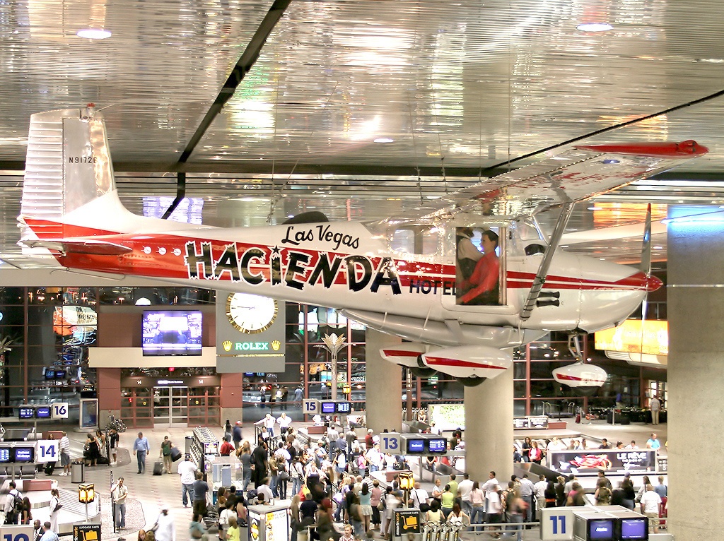 Le Cessna 172 N9217B de l'Hacienda est exposé à l'aéroport international Harry Reid de Las Vegas.