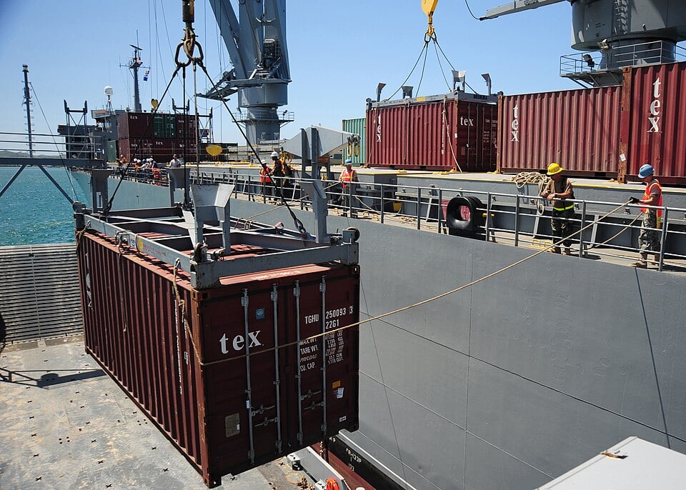 Militärcontainer werden für den Einsatz verladen