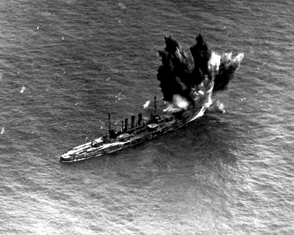 Eine Bombe explodierte in der Nähe des Bugs der SMS Ostfriesland während eines Bombentests im Jahr 1921.