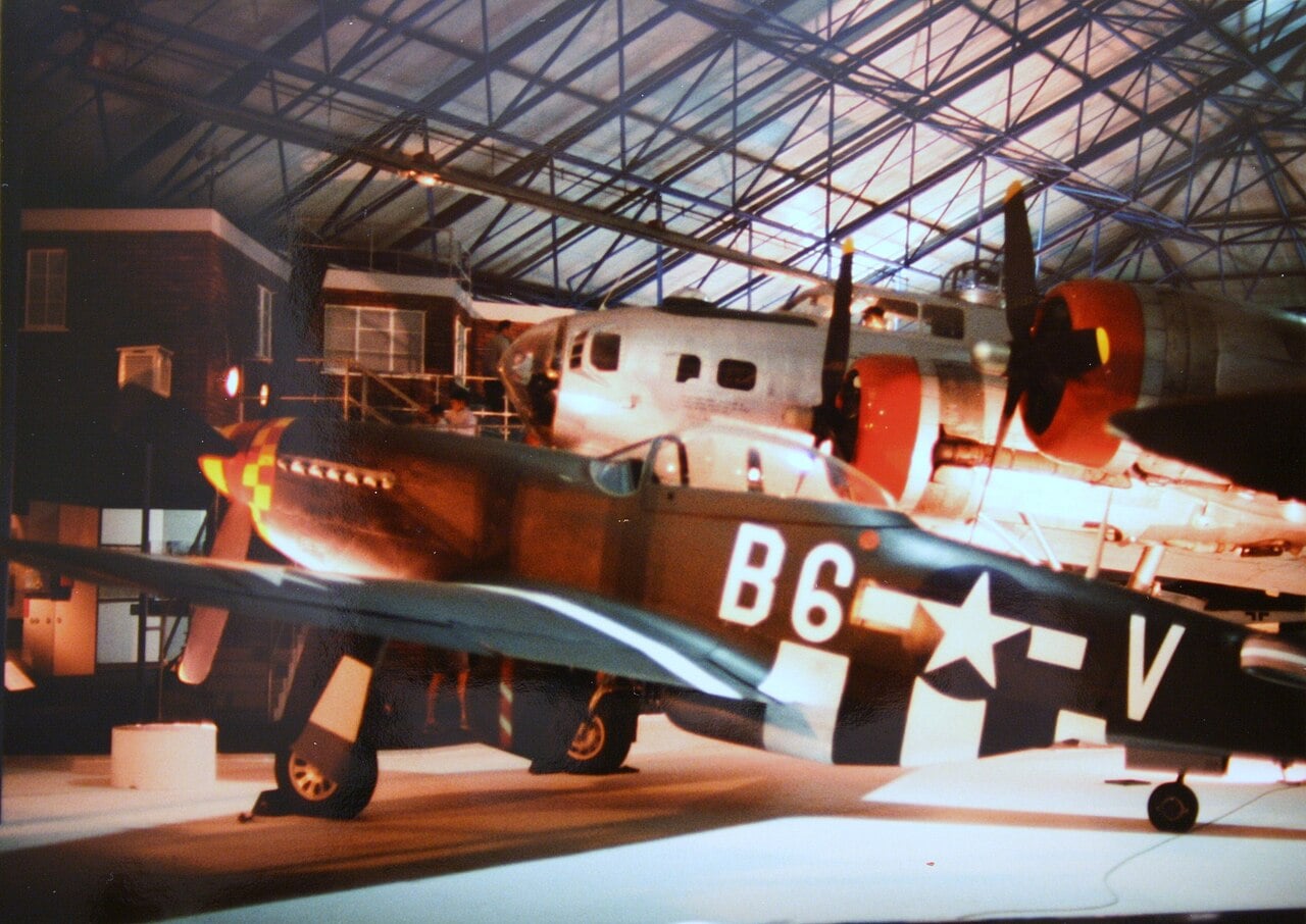 Un P-51 Mustang volando junto a un B-17 Flying Fortress.