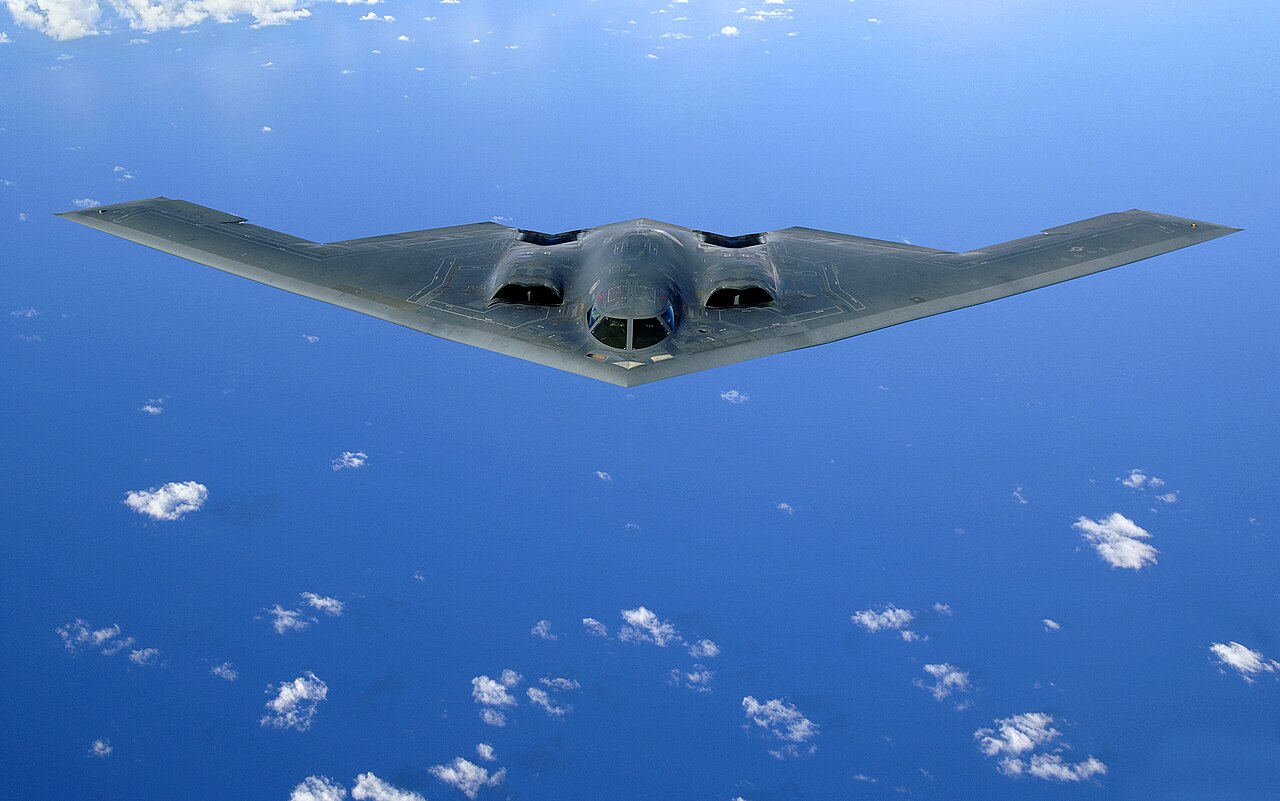 El bombardero furtivo B-2 Spirit mostrando su configuración de ala volante.