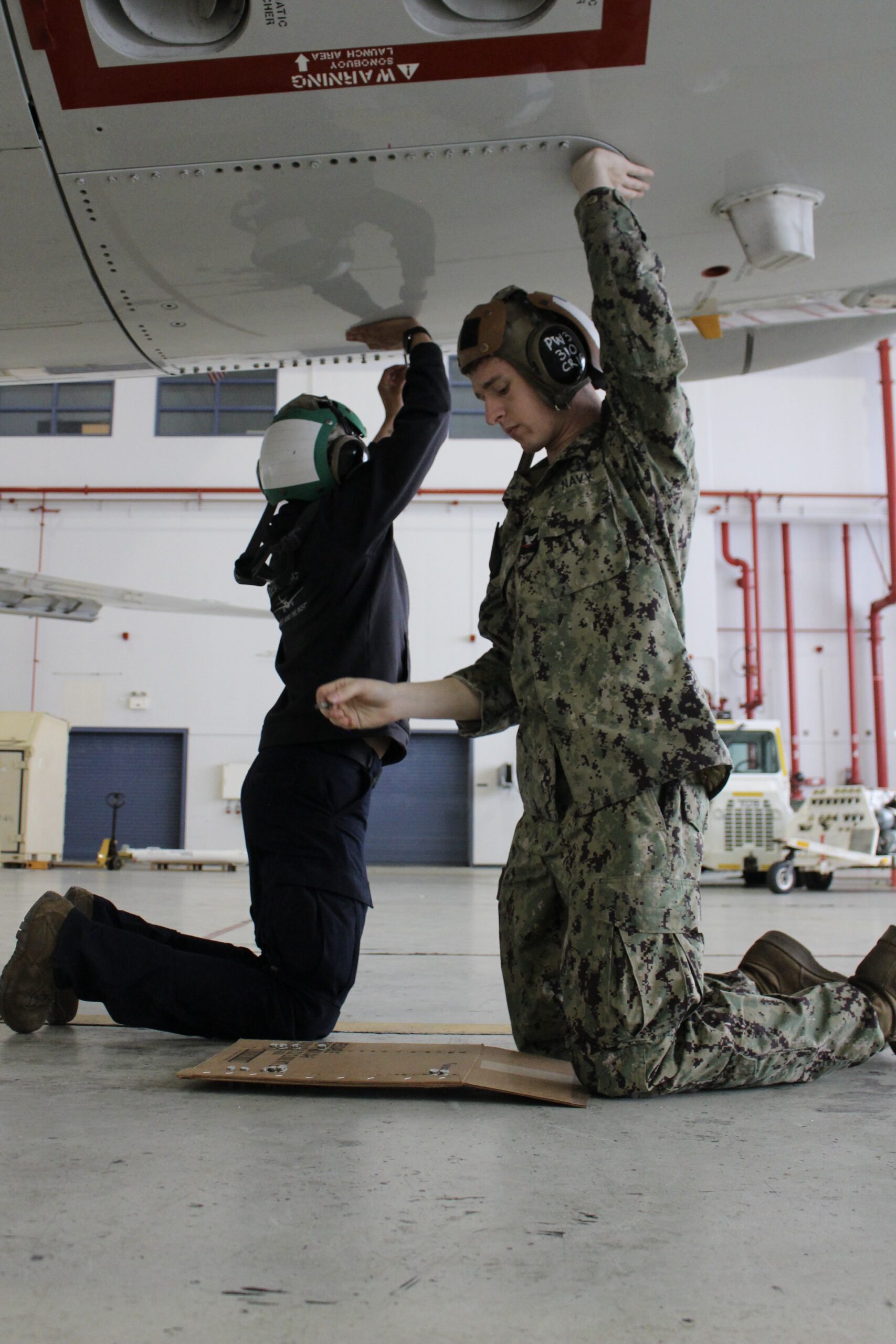 Un P-8A Poseidon sottoposto a un'ispezione di manutenzione del pannello posteriore. La nuova struttura australiana presso la base RAAF di Edimburgo si occuperà della manutenzione pesante delle flotte di P-8A in tutta la regione indo-pacifica.