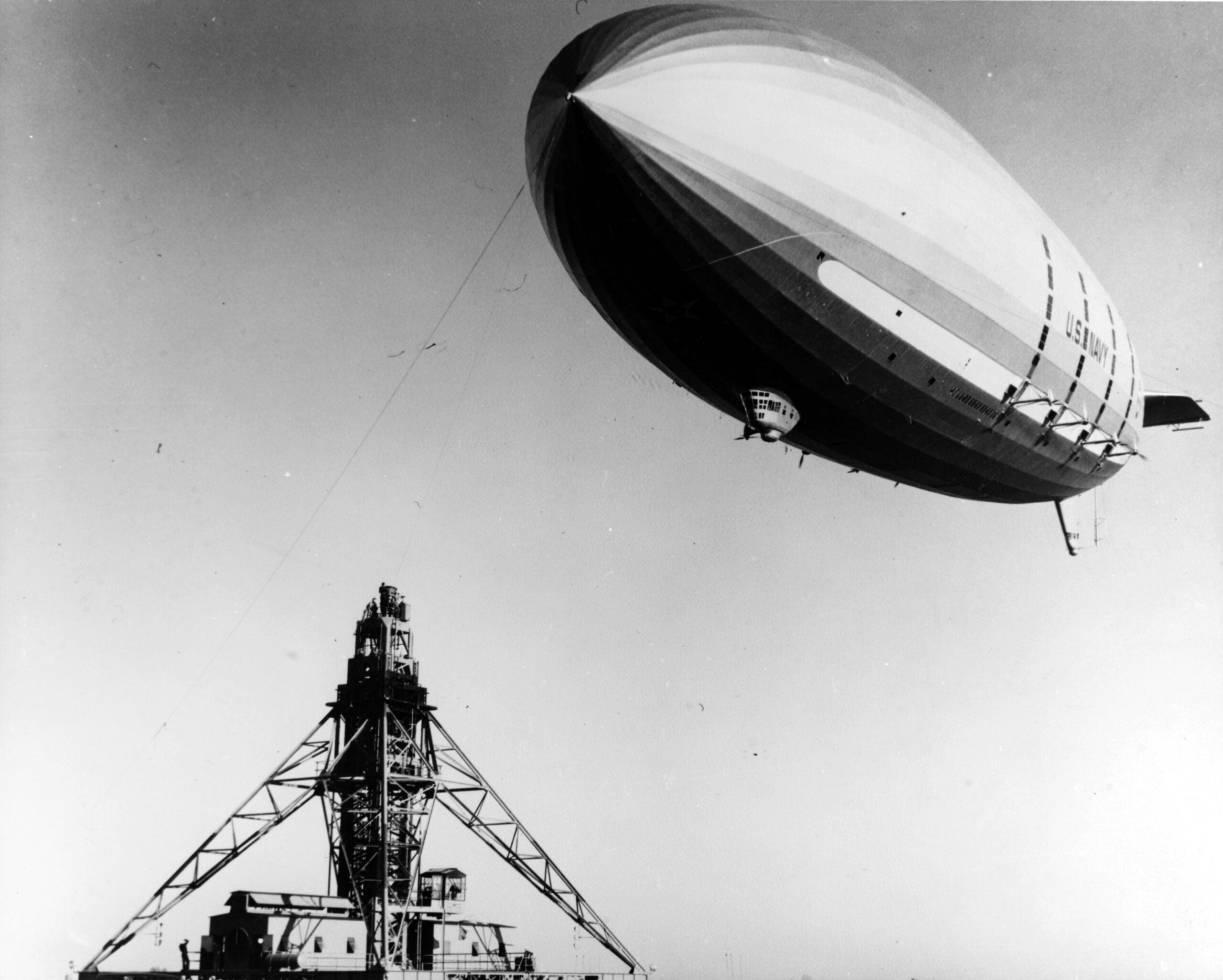 Chasseur parasite Curtiss F9C Sparrowhawk sous le dirigeable USS Akron