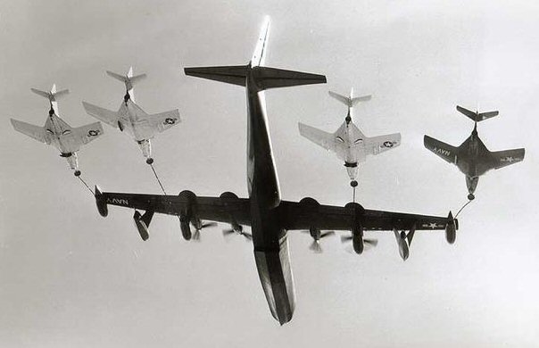 Un avion ravitailleur Convair R3Y Tradewind ravitaille des avions de chasse.