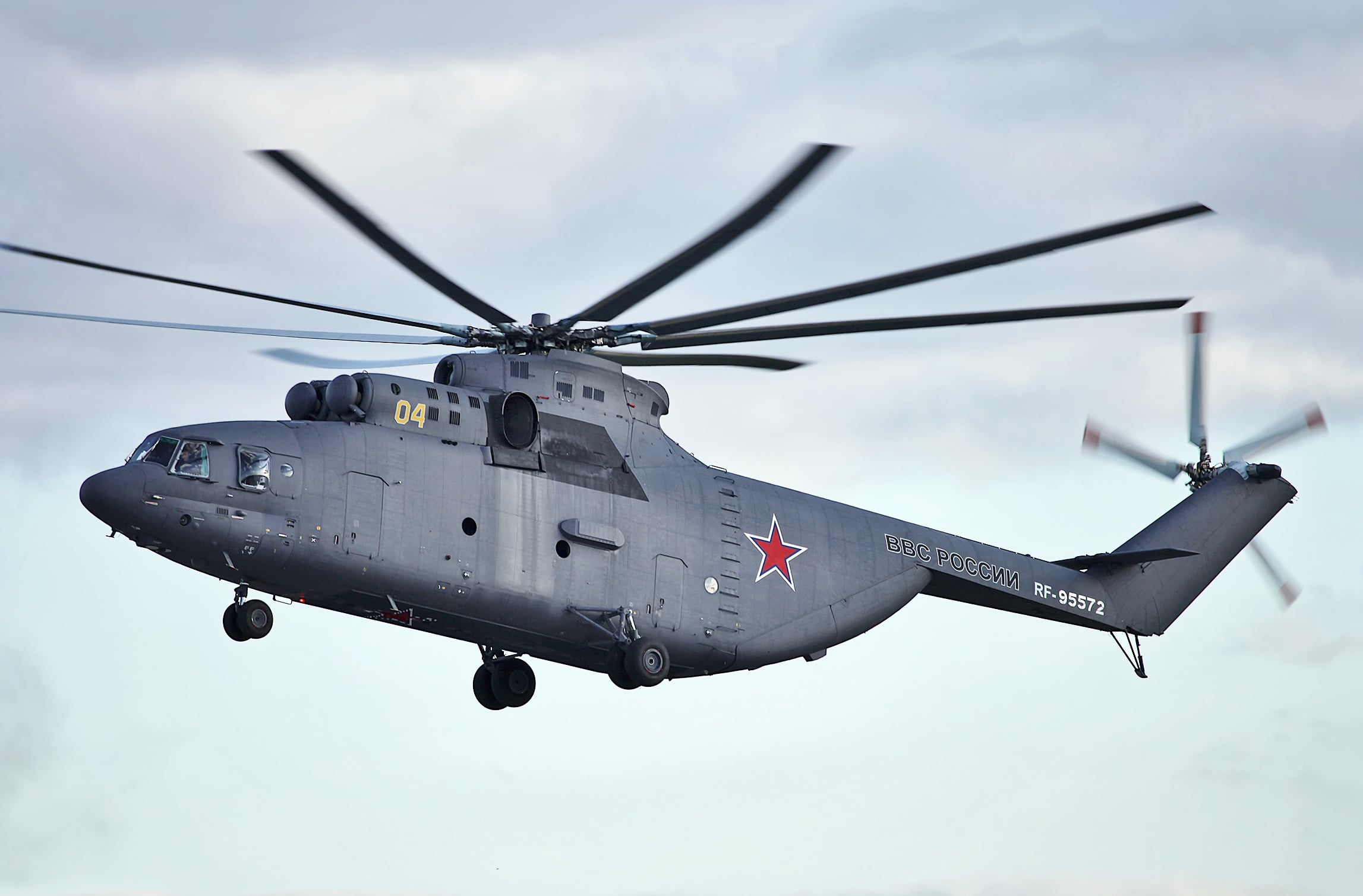 Ein Mil Mi-26 Schwerlasthubschrauber transportiert den Rumpf eines Tupolev Tu-134 Passagierflugzeugs.