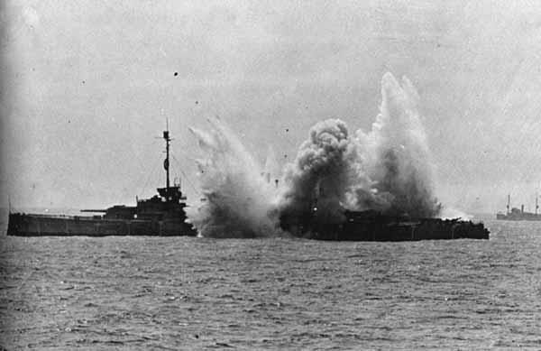 SMS Ostfriesland wird während eines Bombentests der Billy Mitchell 1921 von Bomben getroffen