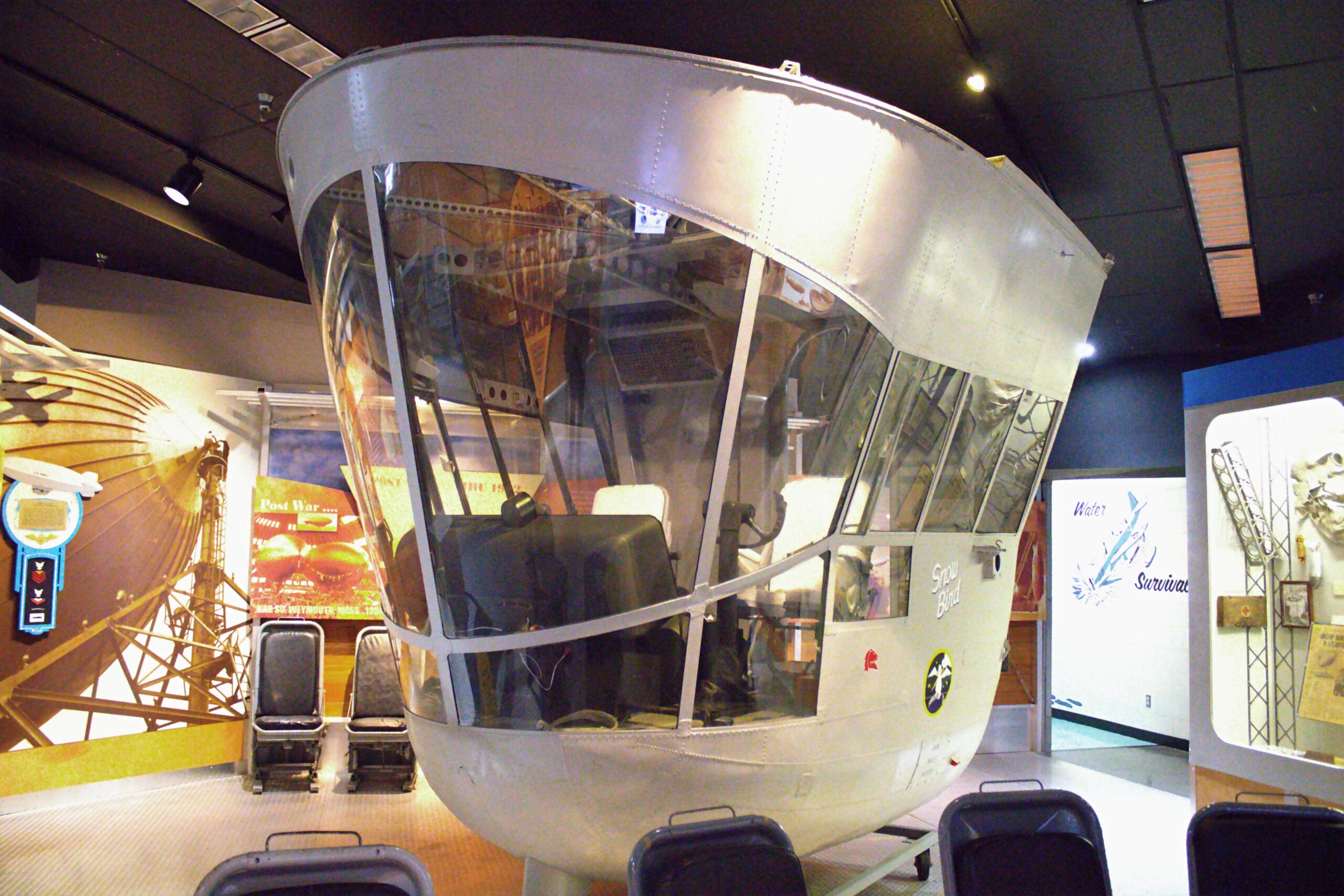 Cabina del Snow Bird, ZPG-2 BuNo 141561, en exhibición en el Museo Nacional de Aviación Naval.