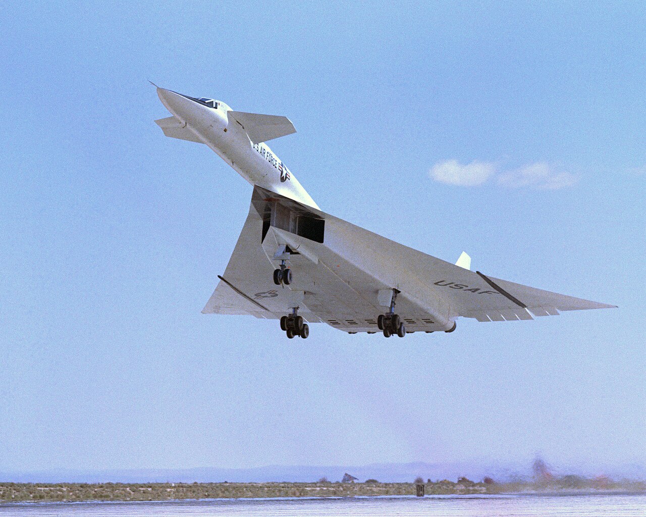 Un bombardier XB-70A Valkyrie nord-américain en vol à haute altitude