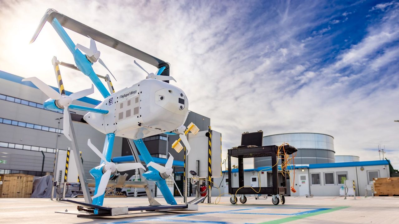 Dron de reparto Amazon Prime Air MK30 Un dron de reparto Amazon Prime Air MK30 en su plataforma de lanzamiento.