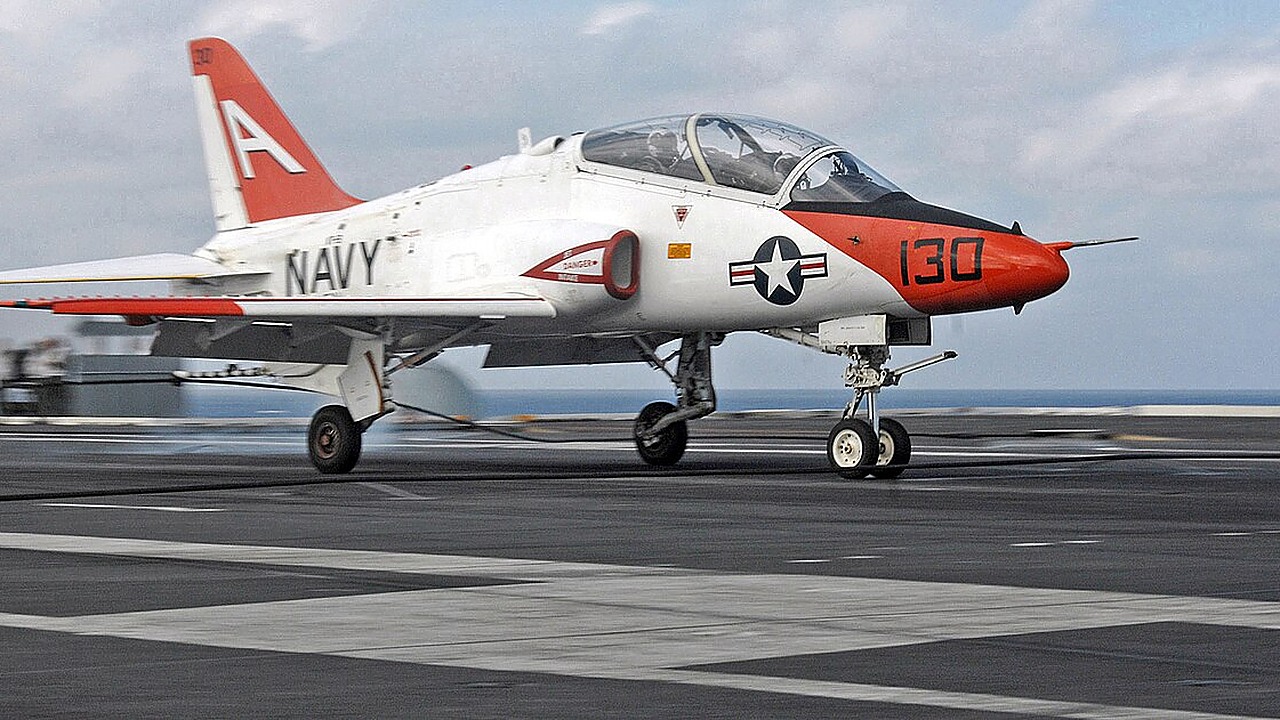 Un addestratore a reazione T-45C Goshawk della Marina degli Stati Uniti sul ponte di volo di una portaerei.