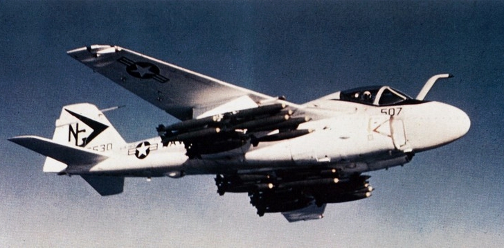 Avión A-6B Intruder del escuadrón VA-165 en vuelo sobre Vietnam, 1970.