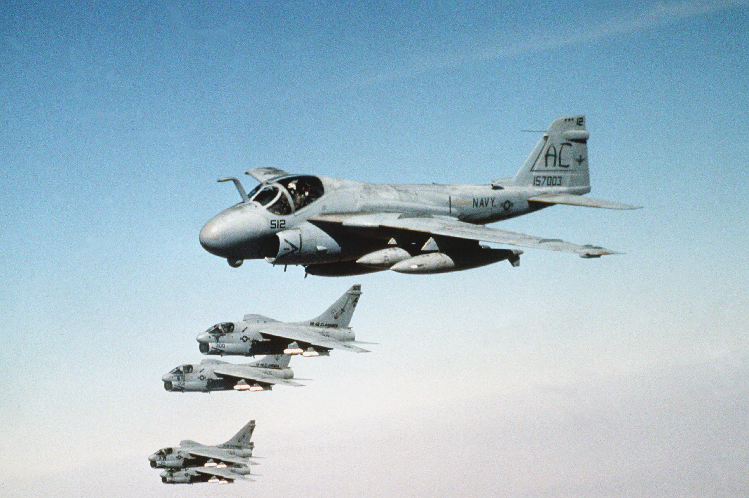 Avión A-6E Intruder del escuadrón VA-75 durante la Operación Tormenta del Desierto de 1991.