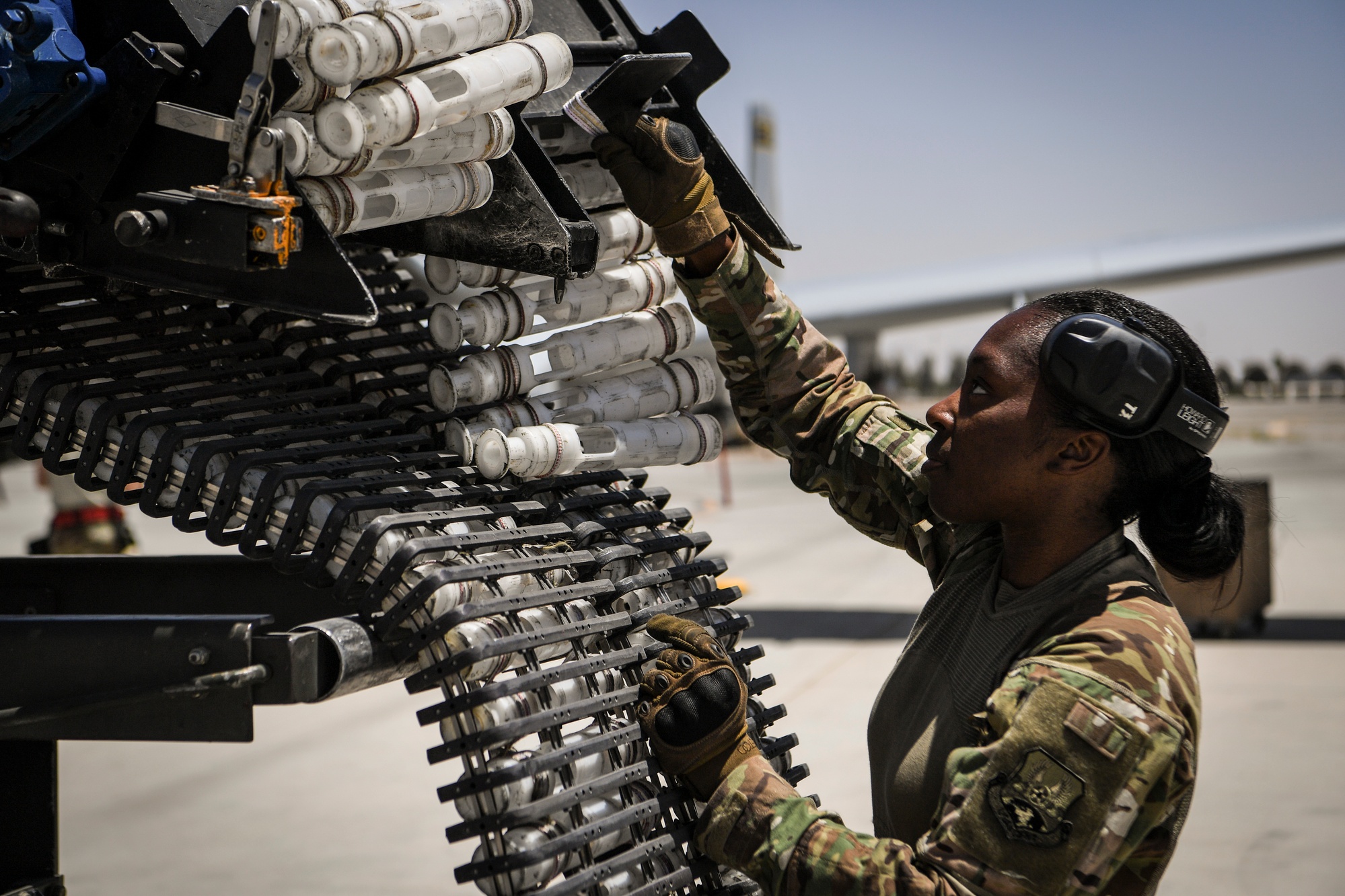Ein Soldat lädt die GAU-8 Avenger-Kanone einer A-10 auf dem Flugplatz Kandahar in Afghanistan nach.