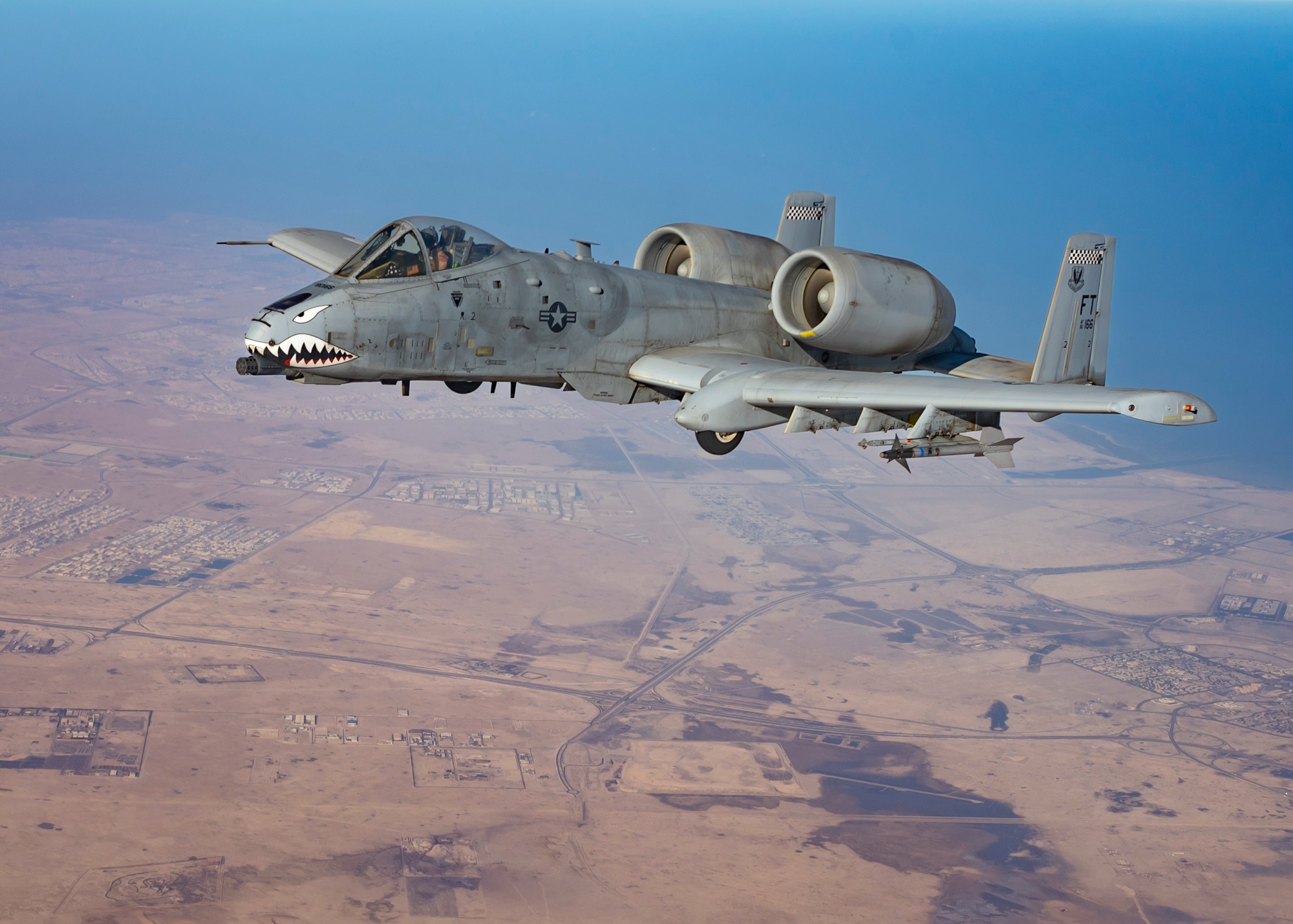 Eine A-10 Thunderbolt II fliegt über dem Verantwortungsbereich des US Central Command.