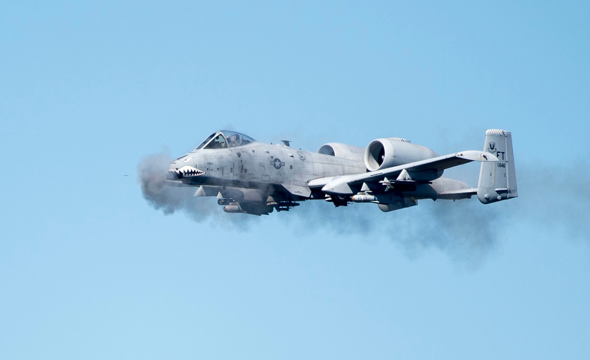 Eine A-10 Warthog feuert im Flug ihre 30-mm-Kanone GAU-8 Avenger ab.