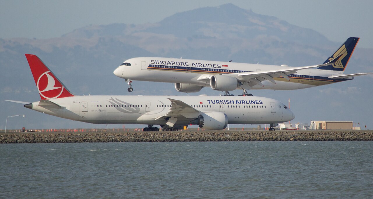 A Singapore Airlines Airbus A350 and a Turkish Airlines Boeing 787 at San Francisco, symbolising the Airbus-Boeing rivalry