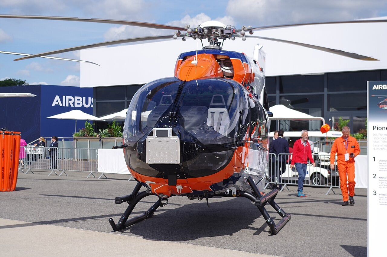 L'hélicoptère Airbus Helicopters H145 Pioneer Lab, arborant la livrée interne de l'entreprise, est exposé statiquement au salon ILA Berlin 2026.
