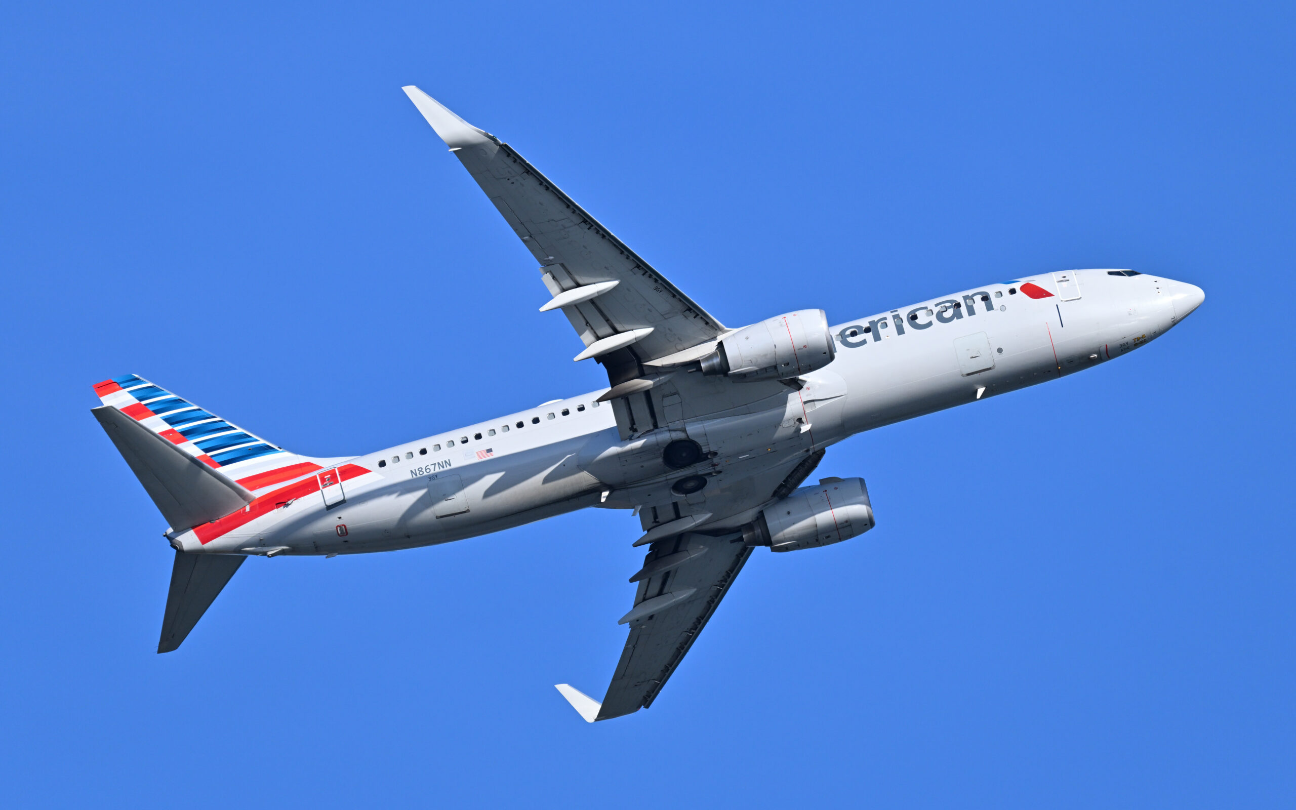 An American Airlines Boeing 737-800 departing Boston Logan