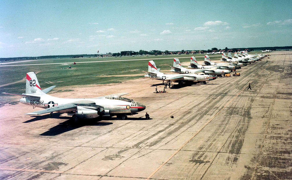 Aviones North American B-45 Tornado de la 47.ª Ala de Bombardeo con distintivos de la USAF. Bombarderos B-45A Tornado del 47.º Ala de Bombardeo en la pista de vuelo con distintivos de la USAF.