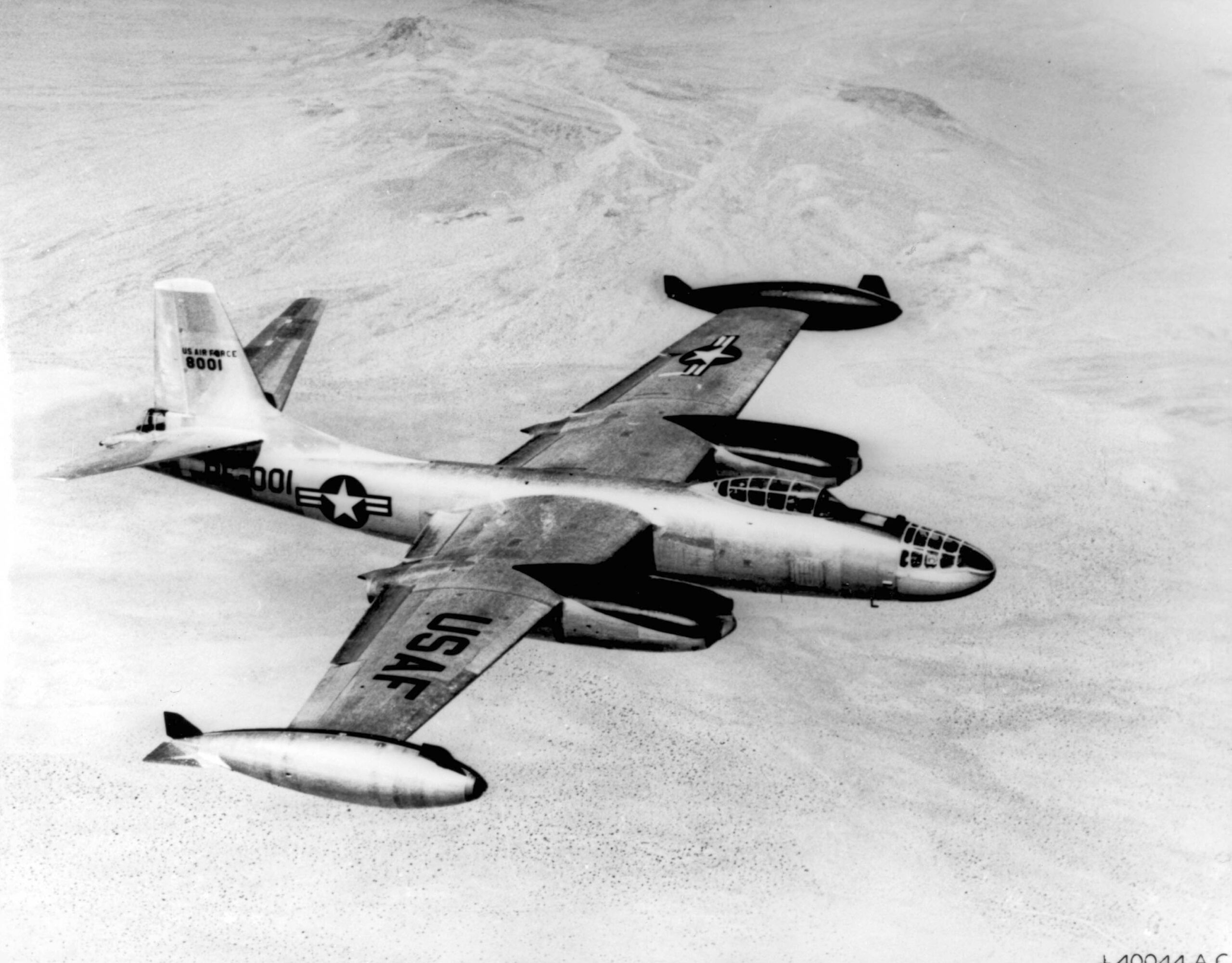 Bombardero North American B-45C Tornado en vuelo con distintivos de la USAF.