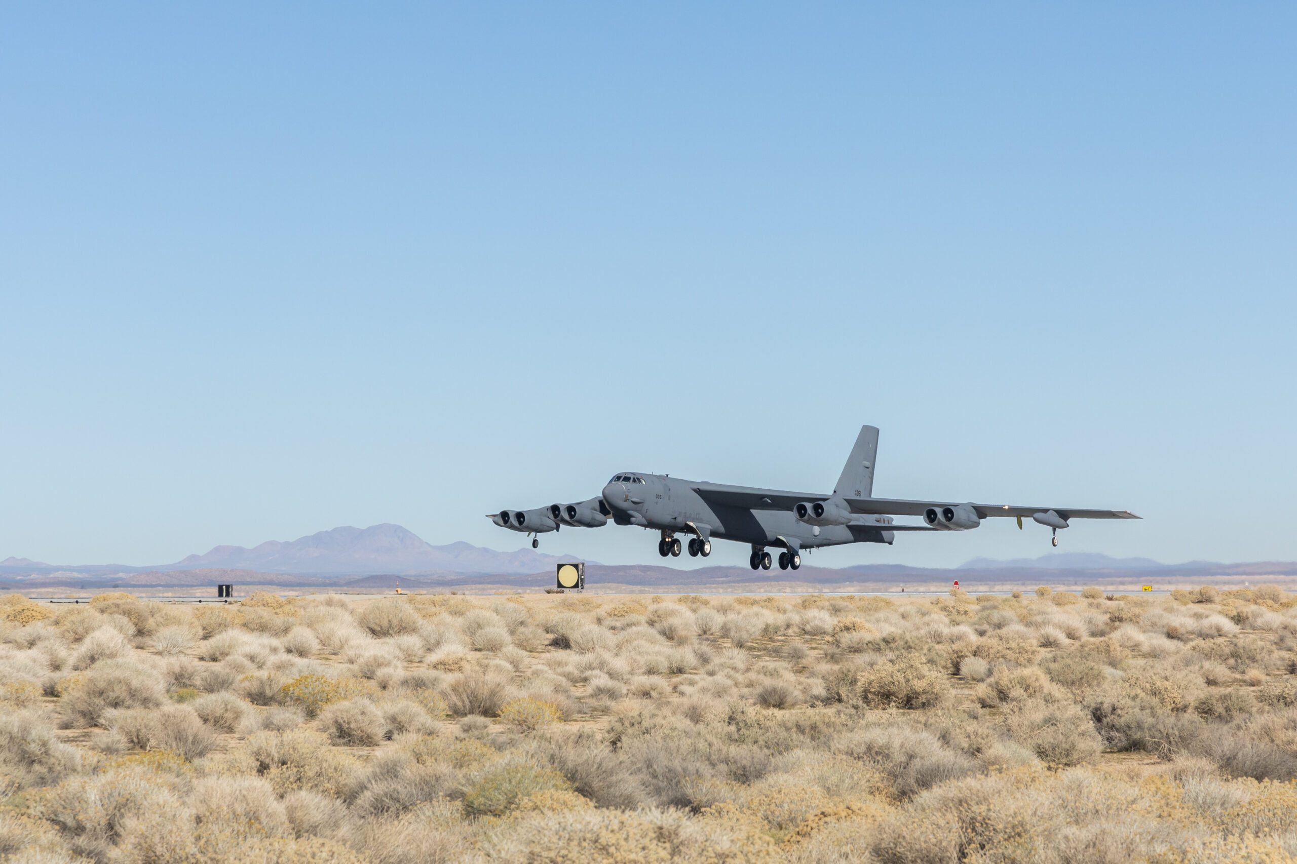 b-52-stratofortress-60-0061-arrives-edwards-afb-december-2025 B-52 Stratofortress 60 0061 Arriva alla base aerea di Edwards a dicembre