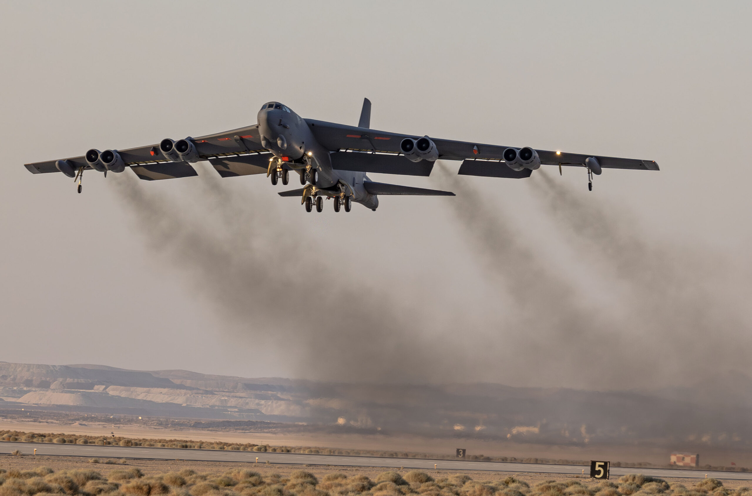 Un bombardiere B-52H Stratofortress decolla dalla base aerea di Edwards.