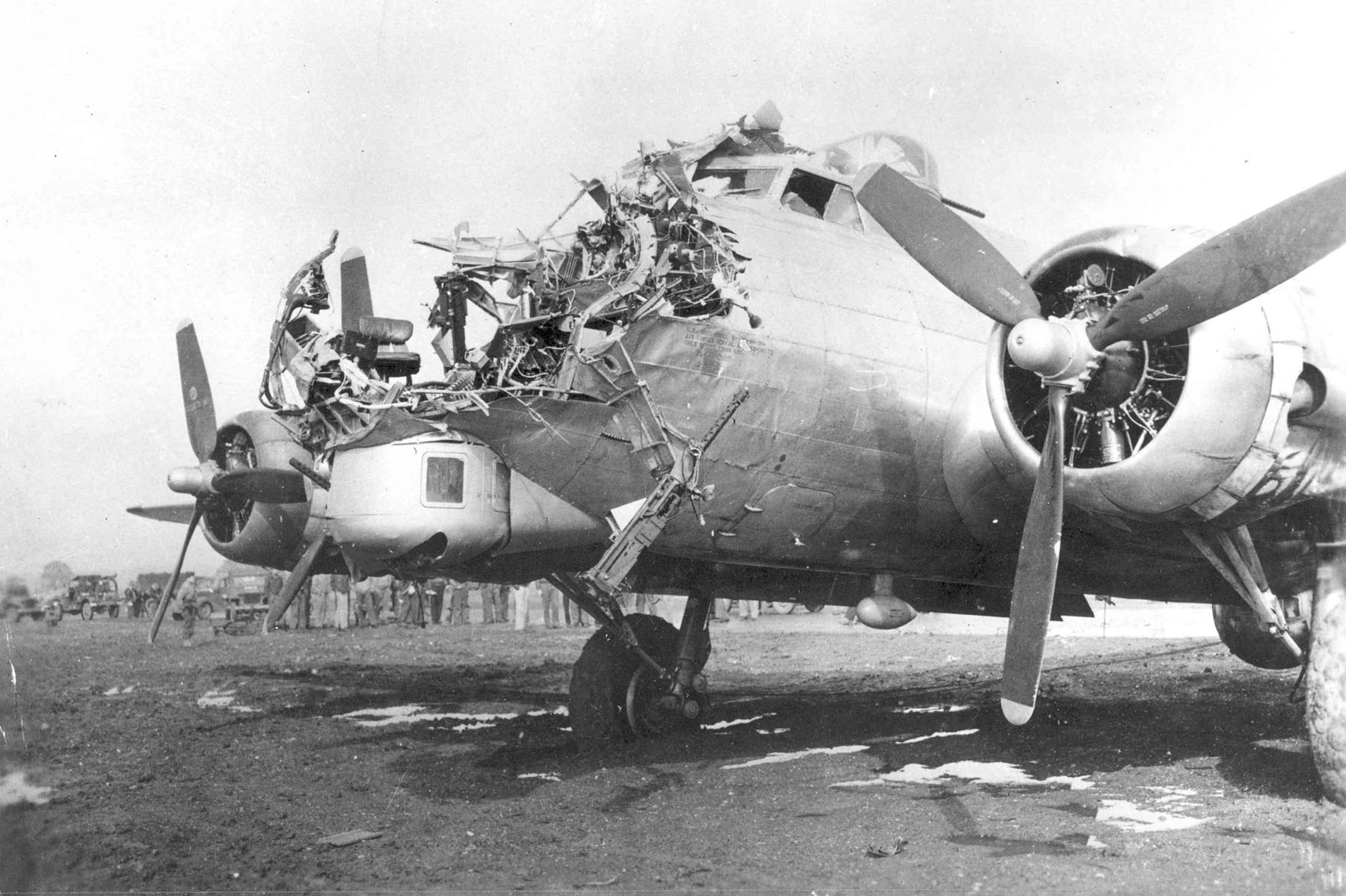 Boeing B-17G Daños en el morro del B-17 Delancey por fuego antiaéreo