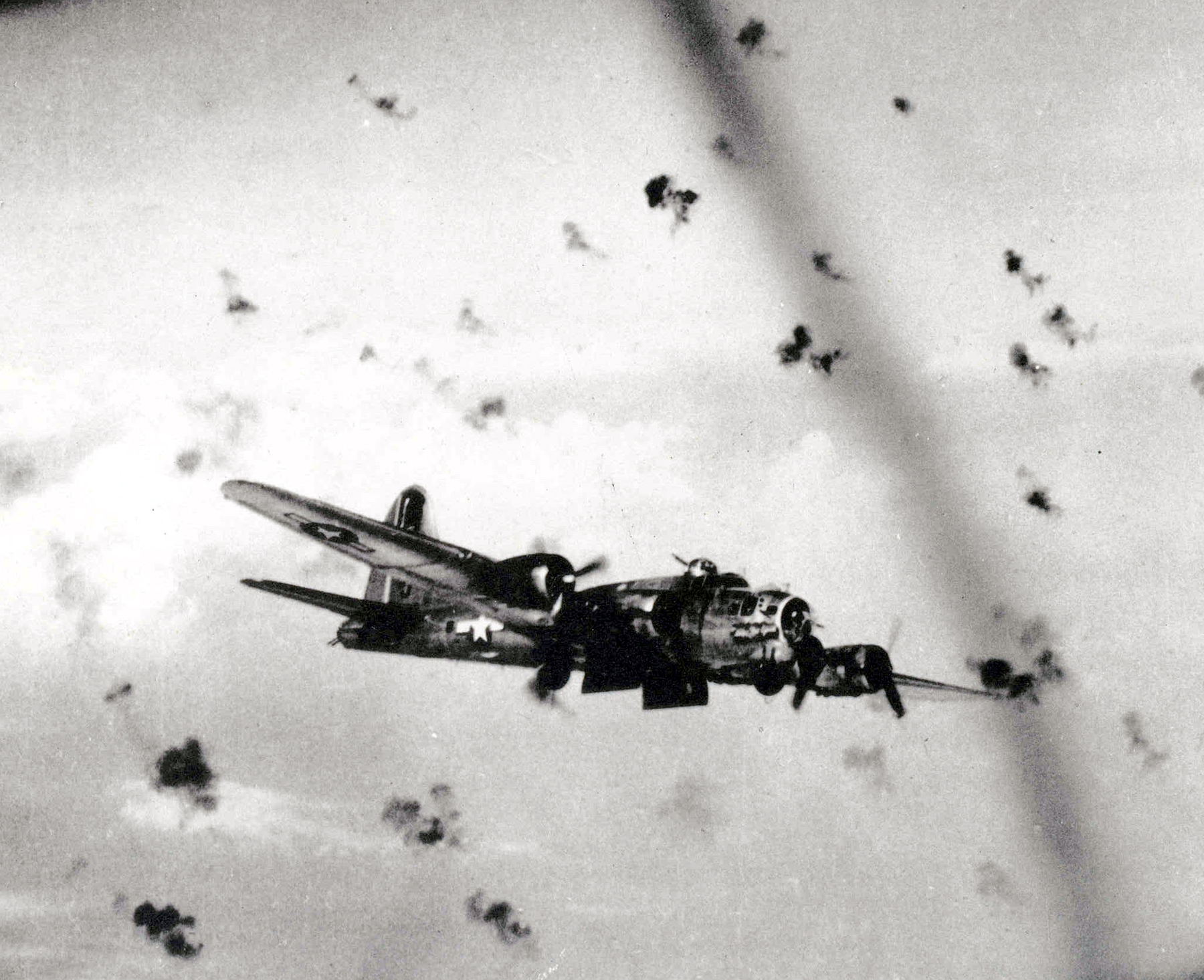 Los bombarderos B-17 Flying Fortress sobrevuelan Europa atravesando un intenso fuego antiaéreo.