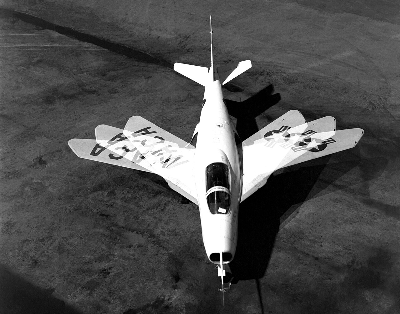 Bell X-5 con las alas parcialmente plegadas