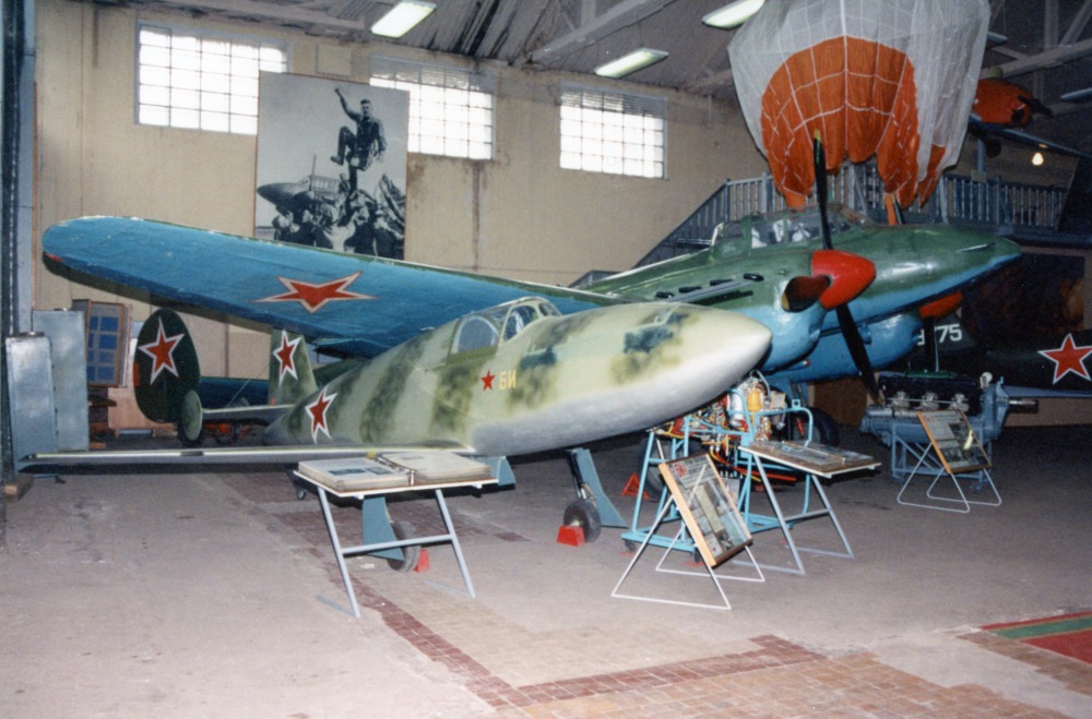 Bereznyak-Isayev BI-1 camuflado en exhibición en el museo