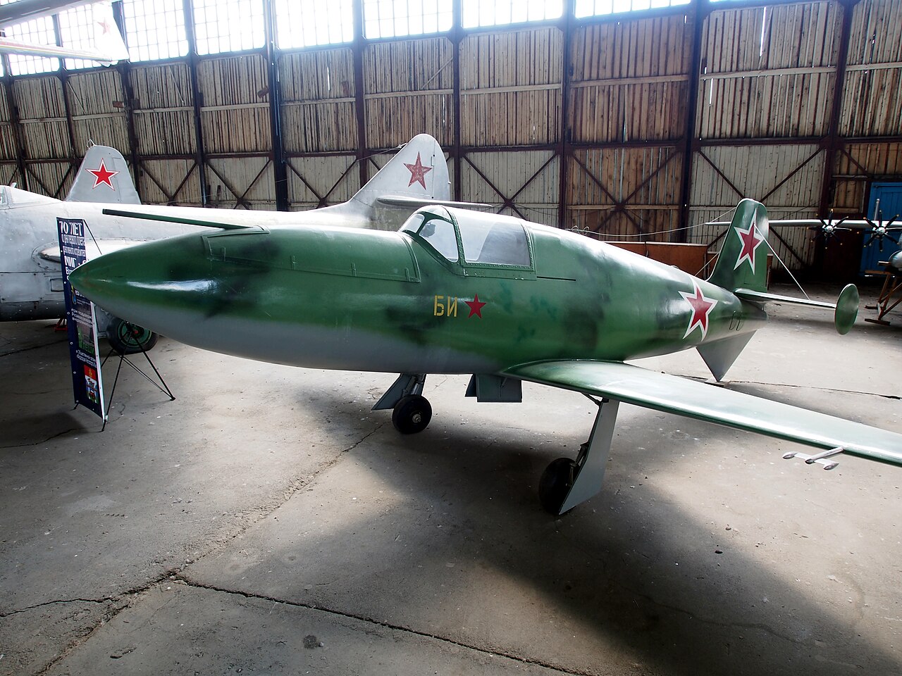 Ejemplo del museo del interceptor de cohetes Bereznyak-Isayev BI-1 en Monino