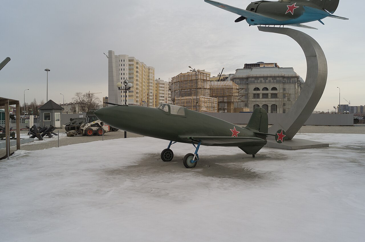 Avión cohete BI-1 montado en un monumento cerca de Ekaterimburgo.