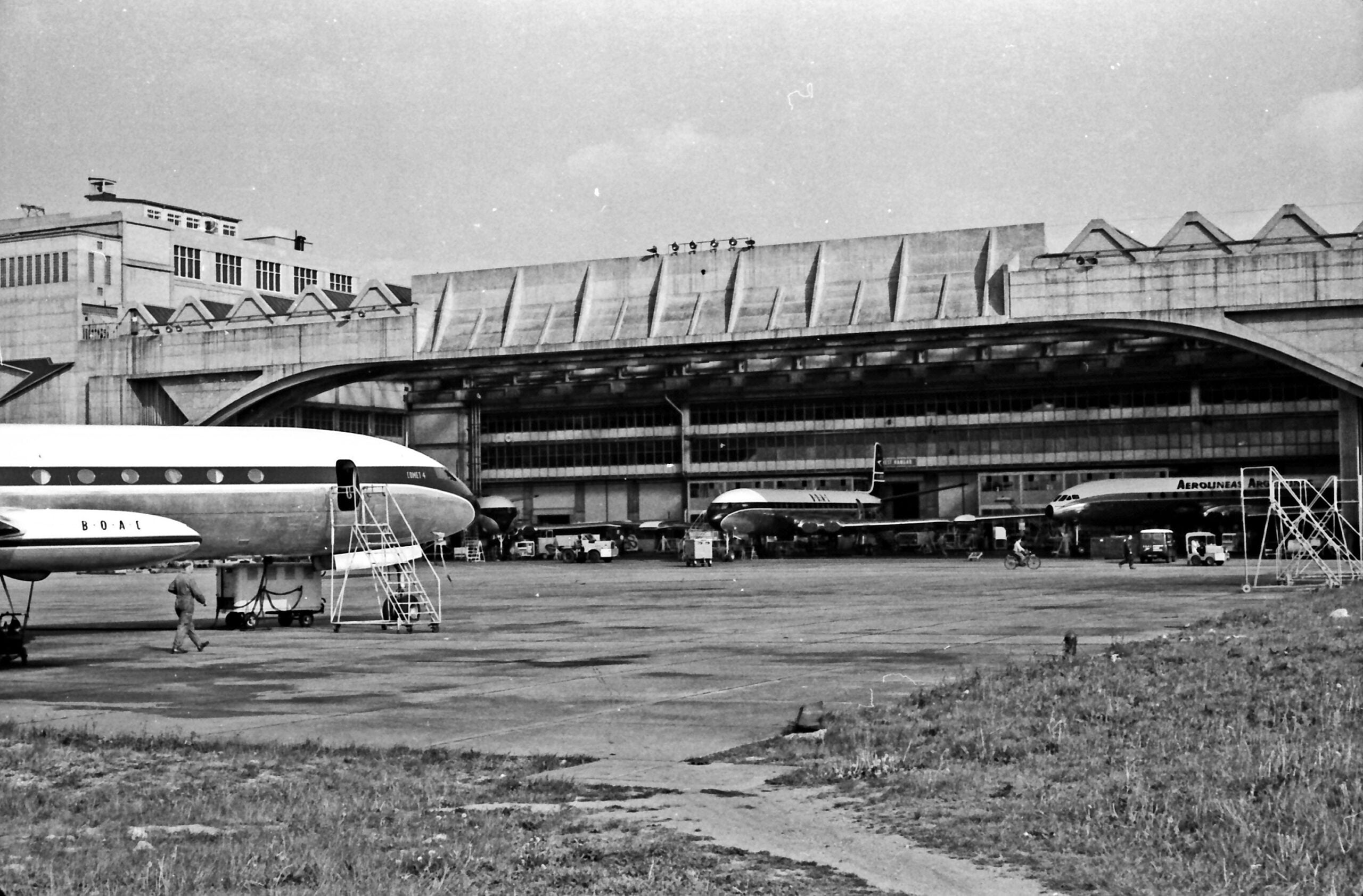 A BOAC de Havilland Comet jet airliner at London Airport