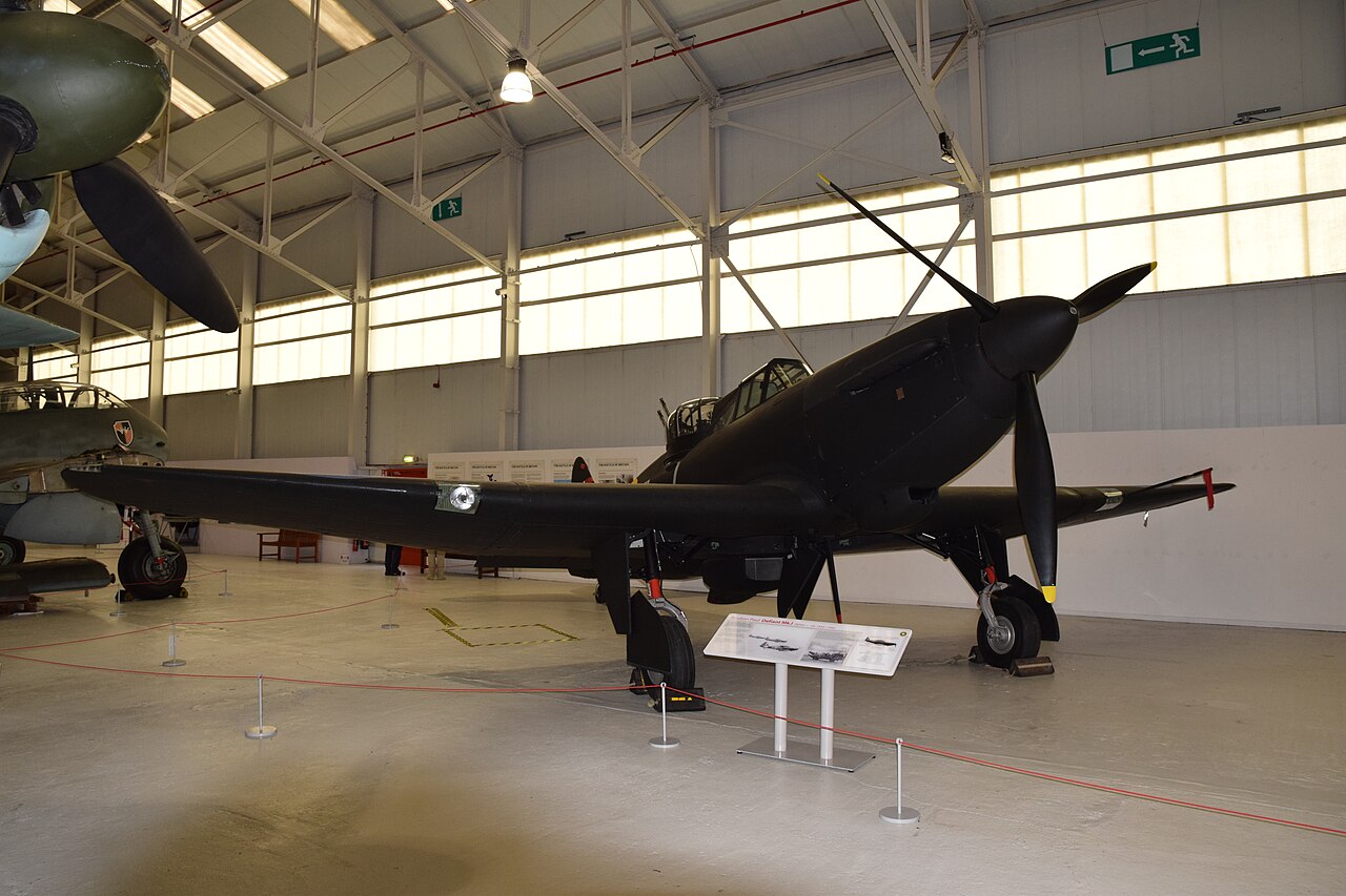 Boulton Paul Defiant Eine Boulton Paul Defiant, die ihren Rückengeschützturm zeigt