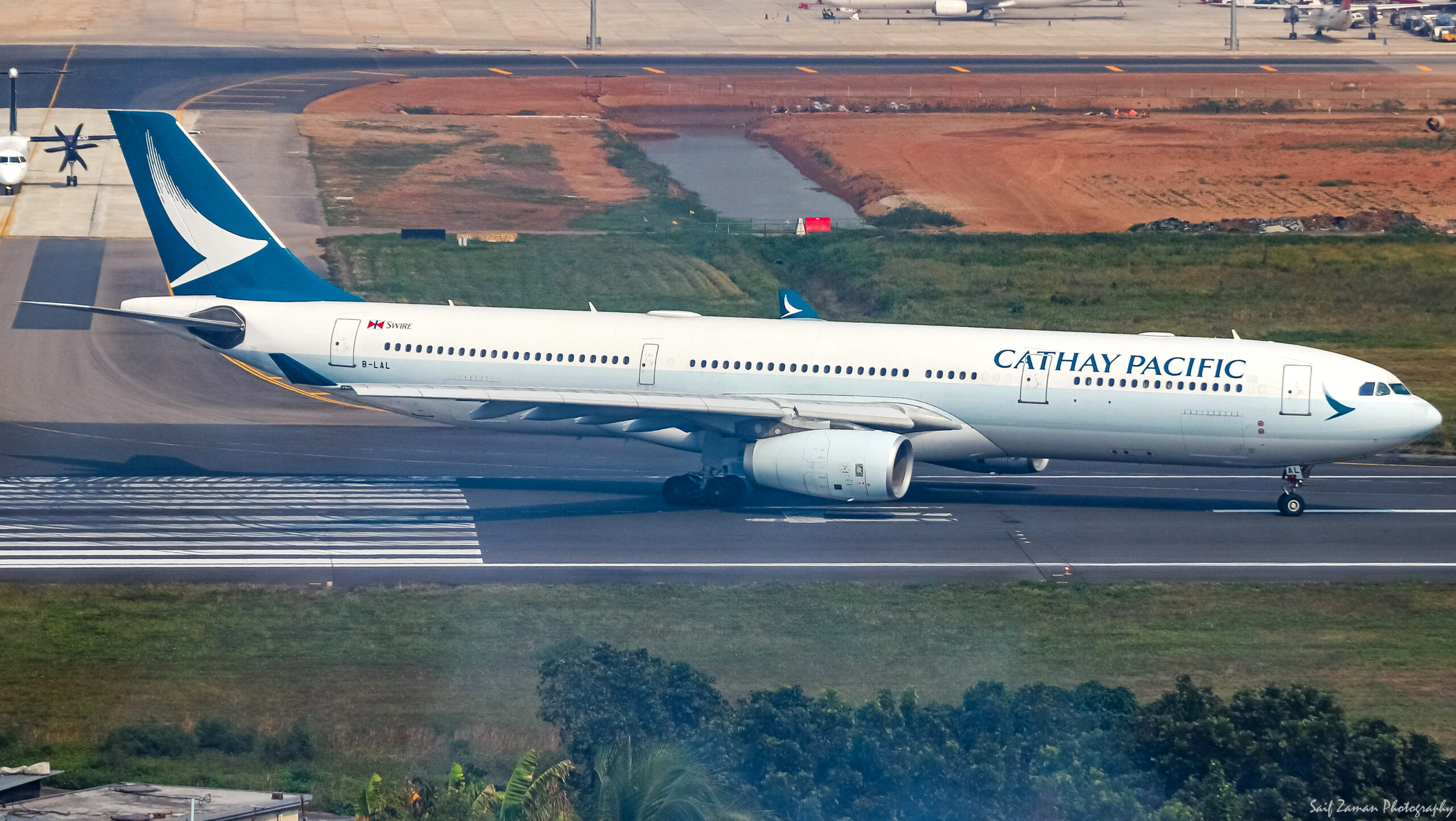 A Cathay Pacific Airbus A330-300