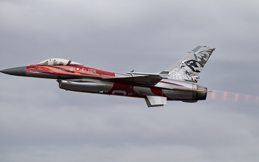 El famoso F-16 rojo de Dinamarca se dirige a Argentina.