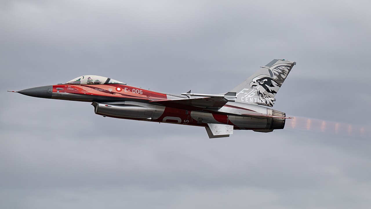 F-16AM E-006 der Königlich Dänischen Luftwaffe in der rot-weißen Dannebrog-Lackierung, RIAT 2025