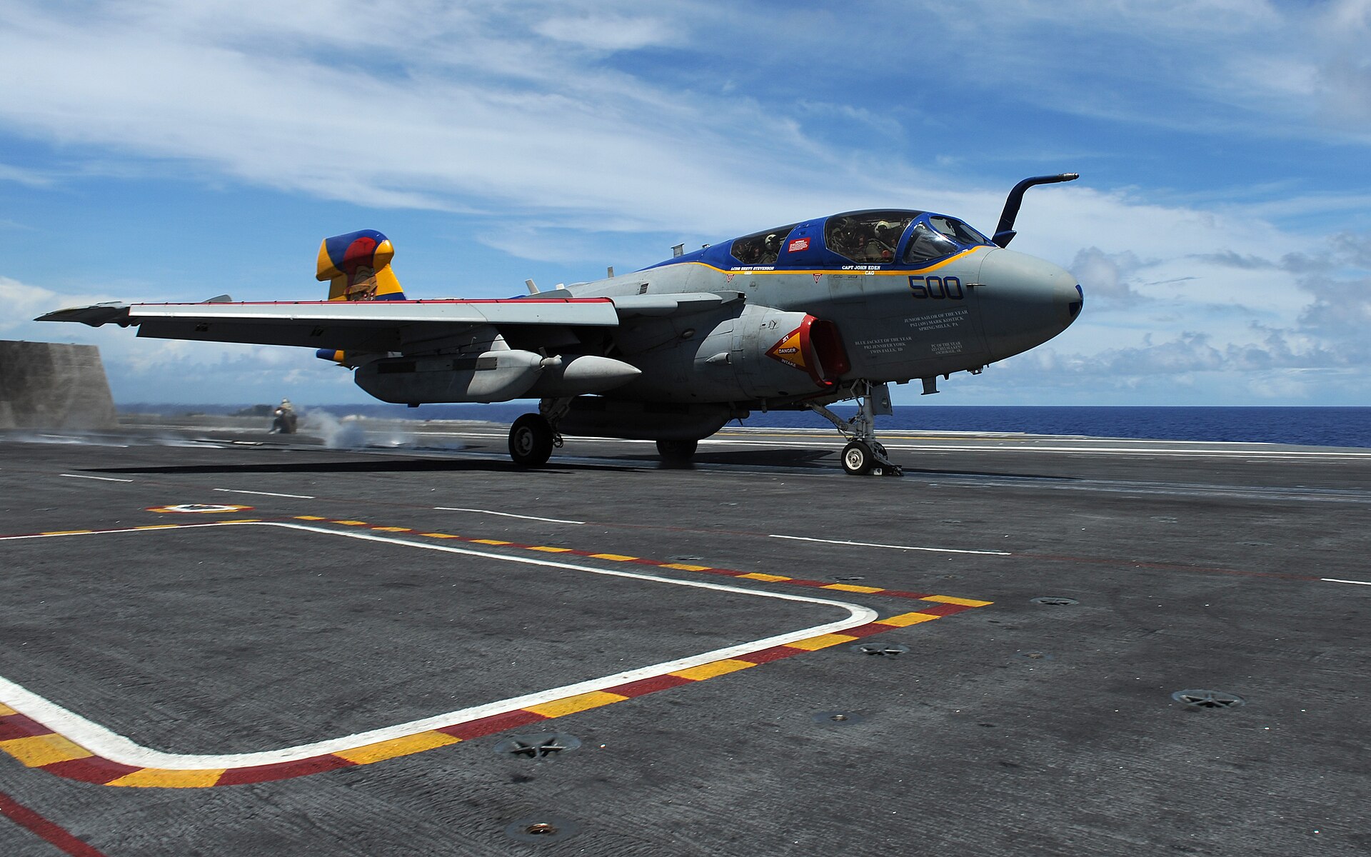 Un avion de guerre électronique EA-6B Prowler décolle d'un porte-avions