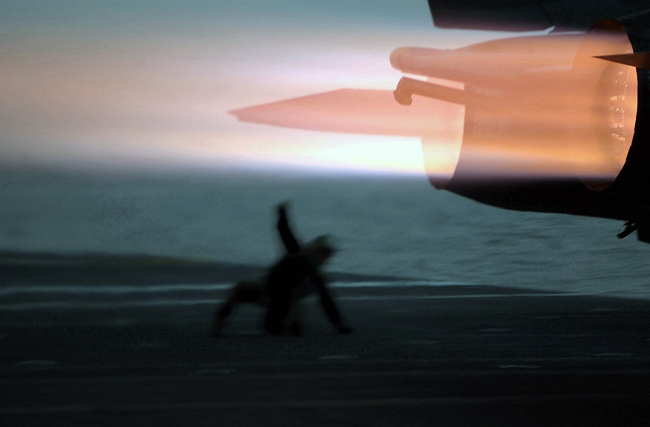 Un F-14 Tomcat encendiendo los postquemadores durante un lanzamiento desde una catapulta de portaaviones. Un F-14 Tomcat de la Armada de los Estados Unidos, perteneciente al escuadrón VF-154, enciende sus postquemadores durante un lanzamiento con catapulta.