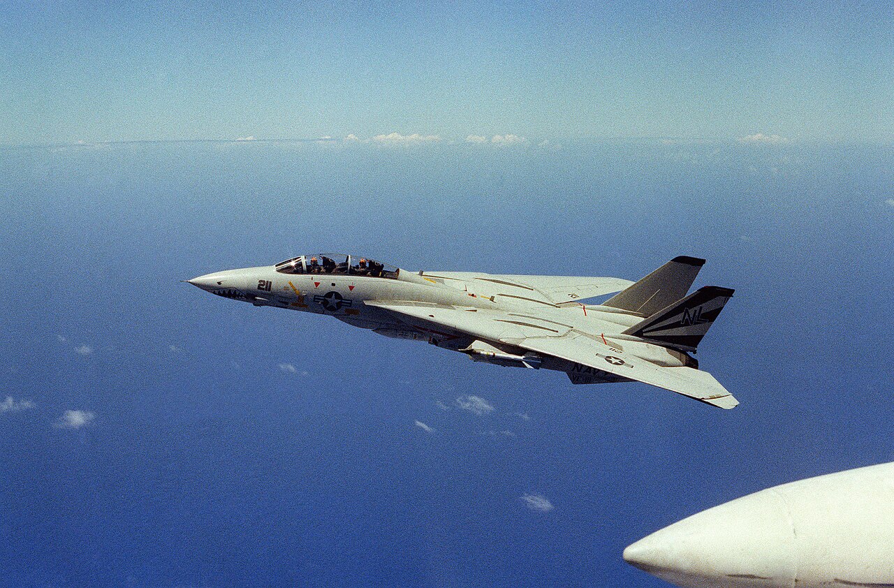 Un Grumman F-14 Tomcat con sus alas de flecha variable plegadas hacia atrás para alcanzar alta velocidad.