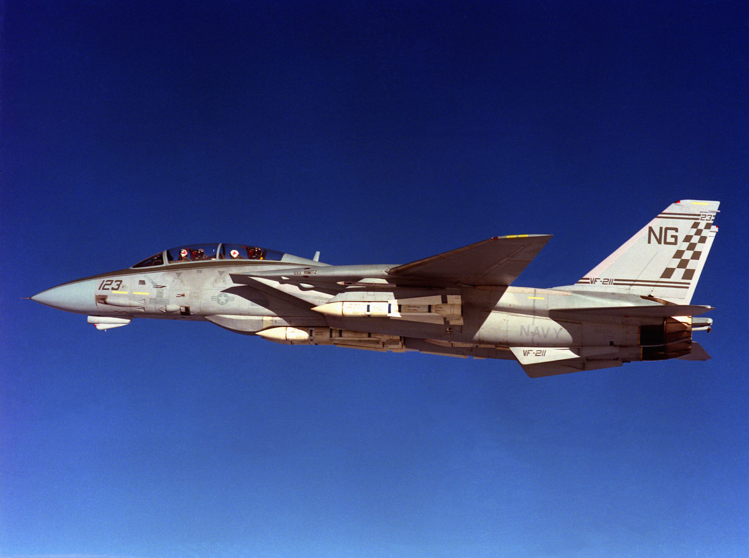 Avión F-14A Tomcat armado con misiles AIM-54 Phoenix y AIM-9 Sidewinder en vuelo.