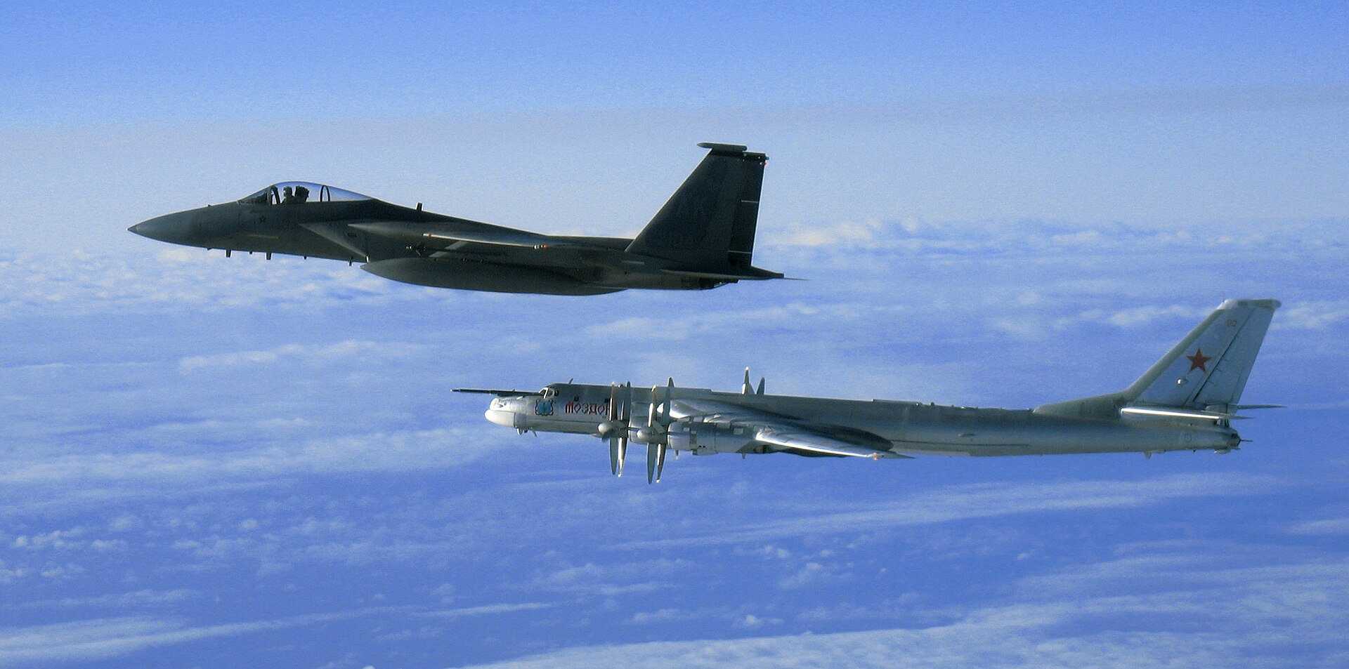 Un F-15C Eagle escorte un bombardier russe Tu-95MS au large de l'Alaska.