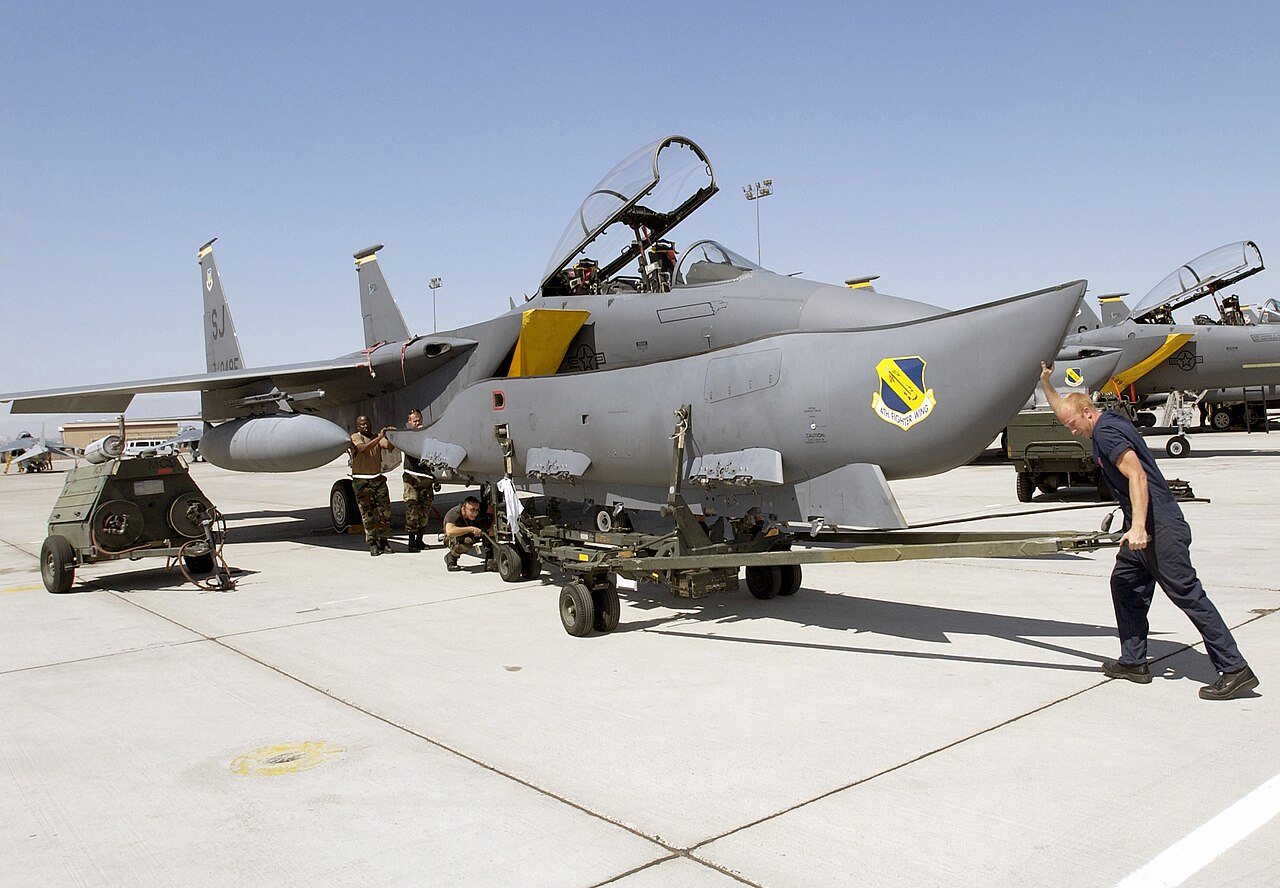 Los tanques de combustible conformables de un F-15E Strike Eagle