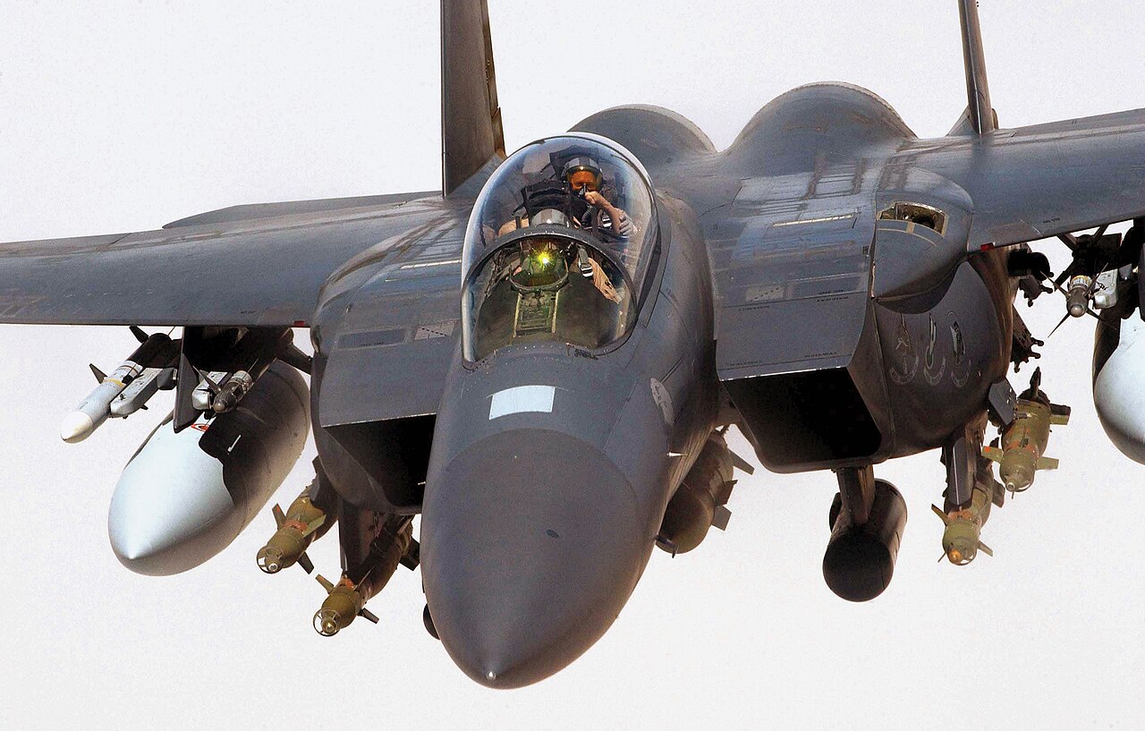 Un F-15E Strike Eagle de la Fuerza Aérea de los Estados Unidos en vuelo.