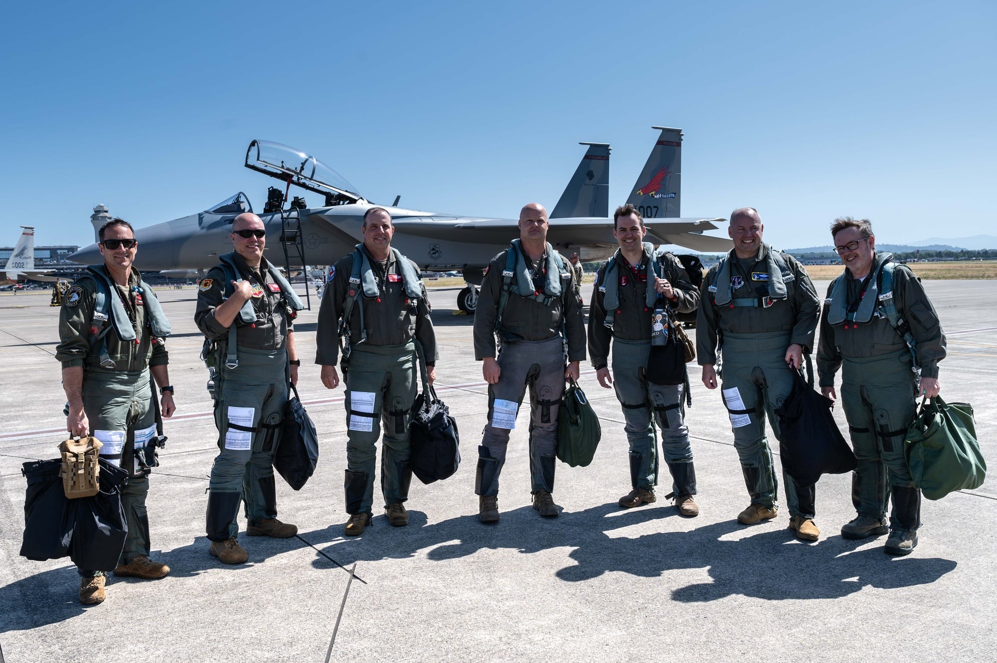 Piloti del 142° Stormo della Guardia Nazionale Aerea dell'Oregon con i loro F-15EX